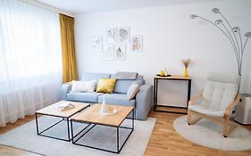 Expo-Basel-Ch Apt, Amazon Prime Video, Wifi, Coffee & Tee, Popcorn, Kitchen